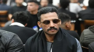 محمد رمضان يتلقى التعازي من شبيه جعفر العمدة في وفاة والده مع وثائق مصورة